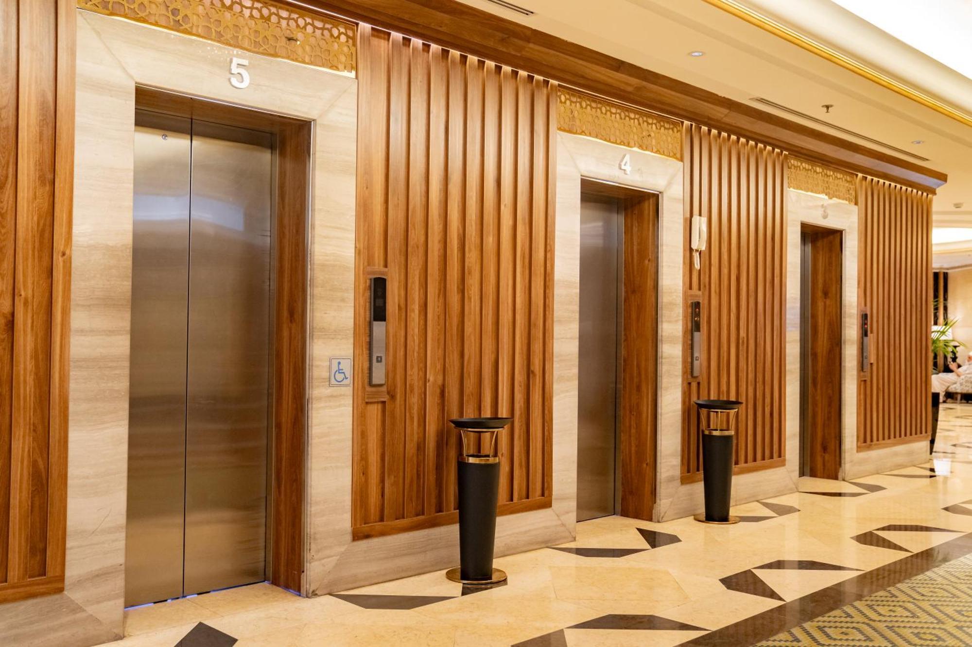 Emaar Grand Hotel Μέκκα Εξωτερικό φωτογραφία Elevators at the Ritz-Carlton, Dubai