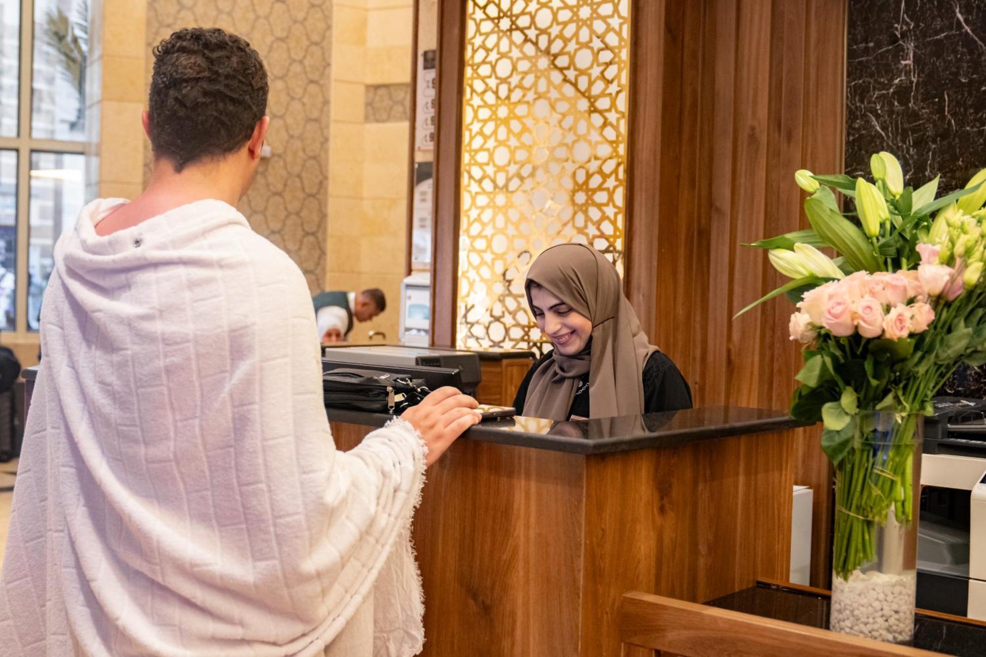 Emaar Grand Hotel Μέκκα Εξωτερικό φωτογραφία A hotel receptionist in Dubai