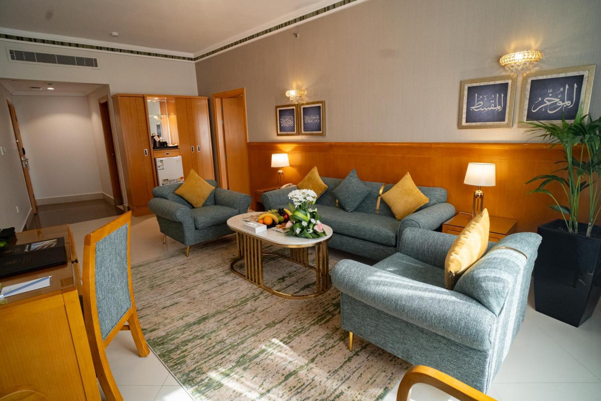 Emaar Grand Hotel Μέκκα Εξωτερικό φωτογραφία A living room in a suite at the Ritz-Carlton, Riyadh