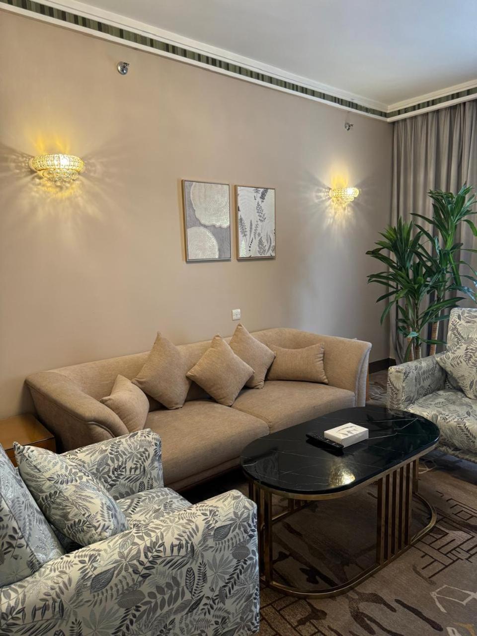 Emaar Grand Hotel Μέκκα Εξωτερικό φωτογραφία A living room with a sofa