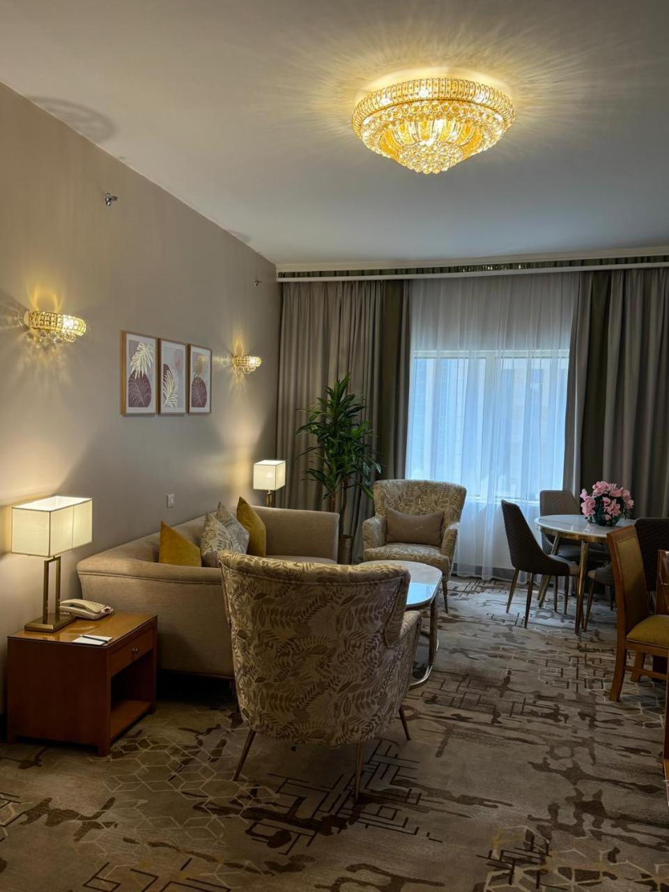 Emaar Grand Hotel Μέκκα Εξωτερικό φωτογραφία A living room in a suite at the hotel
